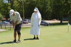 putt-against-a-sister-2
